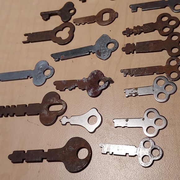 Antique Skeleton Keys Set of 20 Many Types Some Rusty - Picture 3 of 4